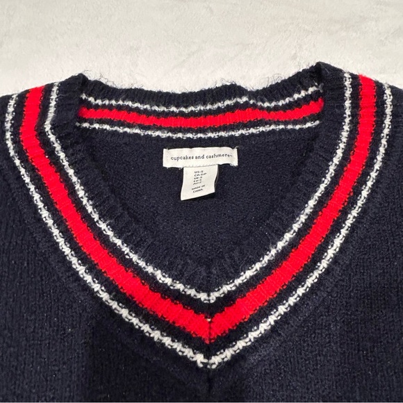 Navy V-Neck Women’s Sweater with Bear Design Size Small - Picture 3 of 9